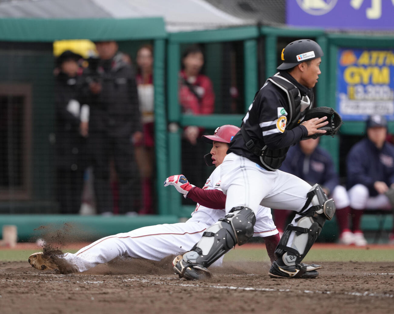 楽天対ソフトバンク　5回裏楽天1死二、三塁、小深田のスクイズで生還した小郷（左）。捕手海野（撮影・足立雅史）