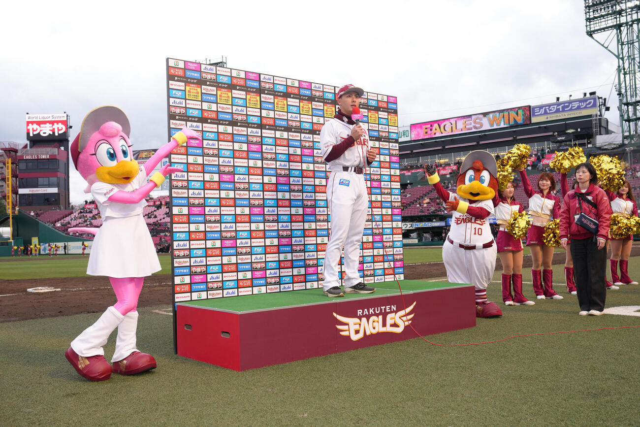 楽天対ソフトバンク　今季チーム本拠地初勝利しヒーローインタビューに答える楽天村林（撮影・足立雅史）