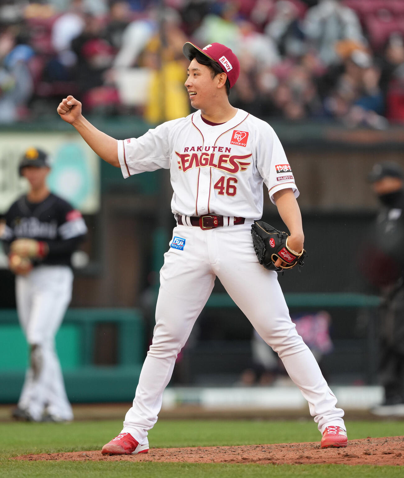 楽天対ソフトバンク　9回表ソフトバンク2死一、三塁、柳田を見逃し三振に仕留め笑顔を見せる藤平（撮影・足立雅史）