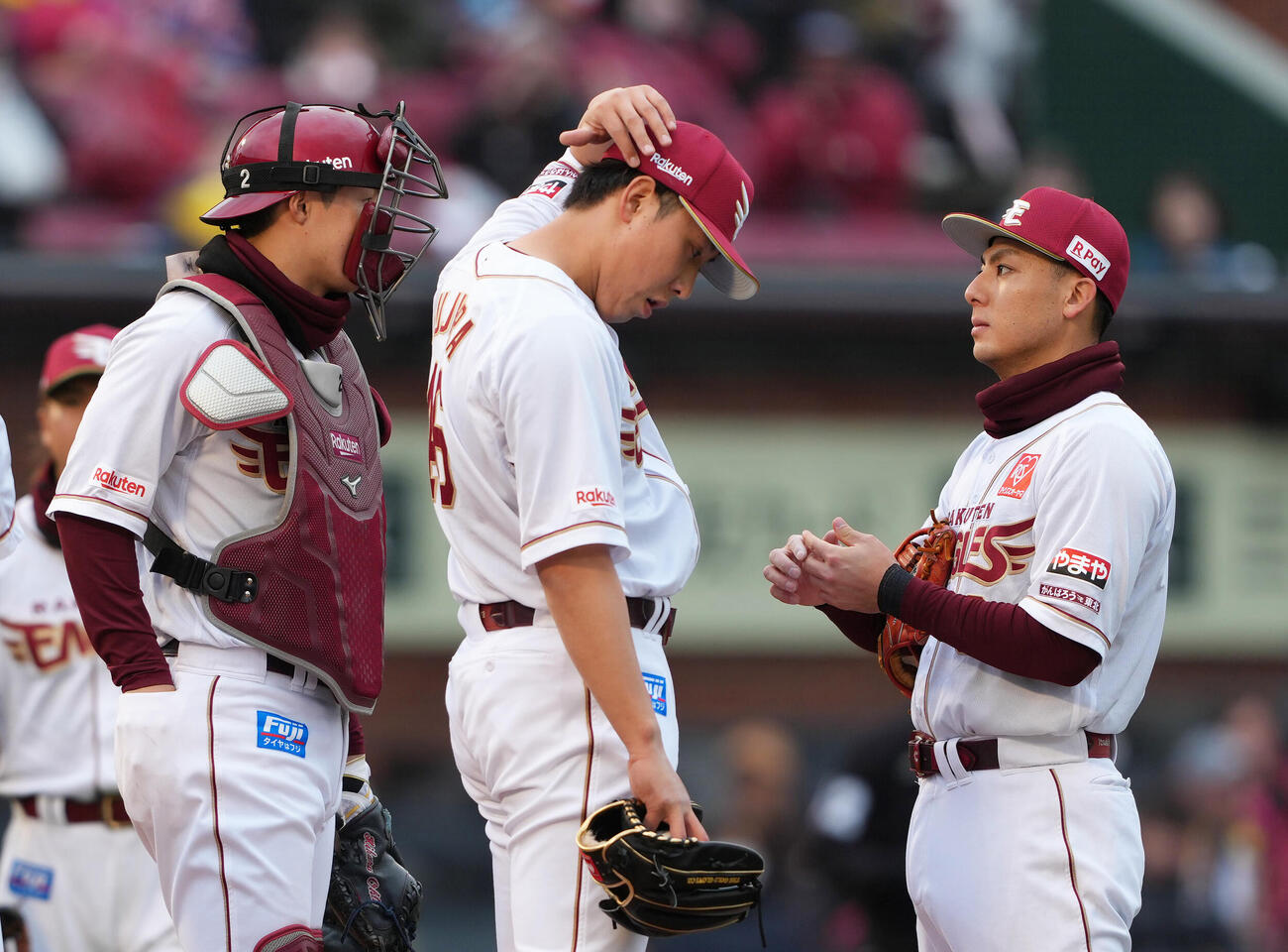 楽天対ソフトバンク　9回、マウンドで厳しい表情を見せる楽天藤平（中央）。右は村林（撮影・足立雅史）