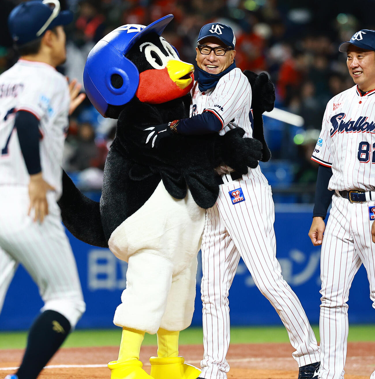 ヤクルト対広島　つば九郎傘とサヨナラ勝ちを喜ぶヤクルト池山監督（撮影・野上伸悟）