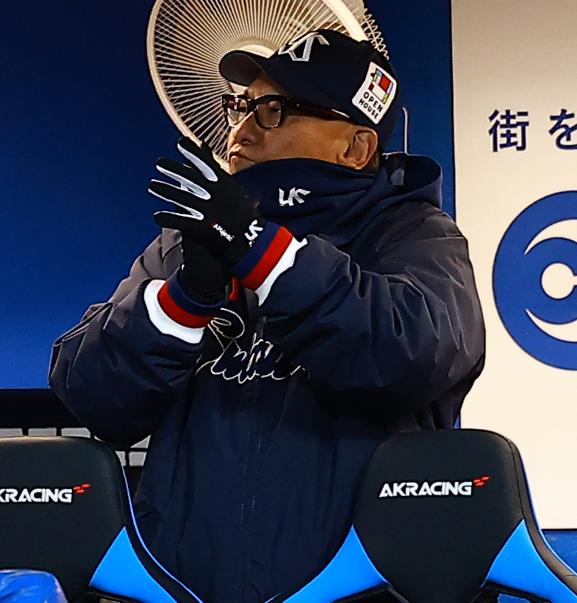 ヤクルト対広島　試合を見つめるヤクルト池山監督（撮影・野上伸悟）