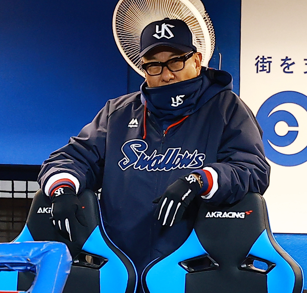 ヤクルト対広島　試合を見つめるヤクルト池山監督（撮影・野上伸悟）