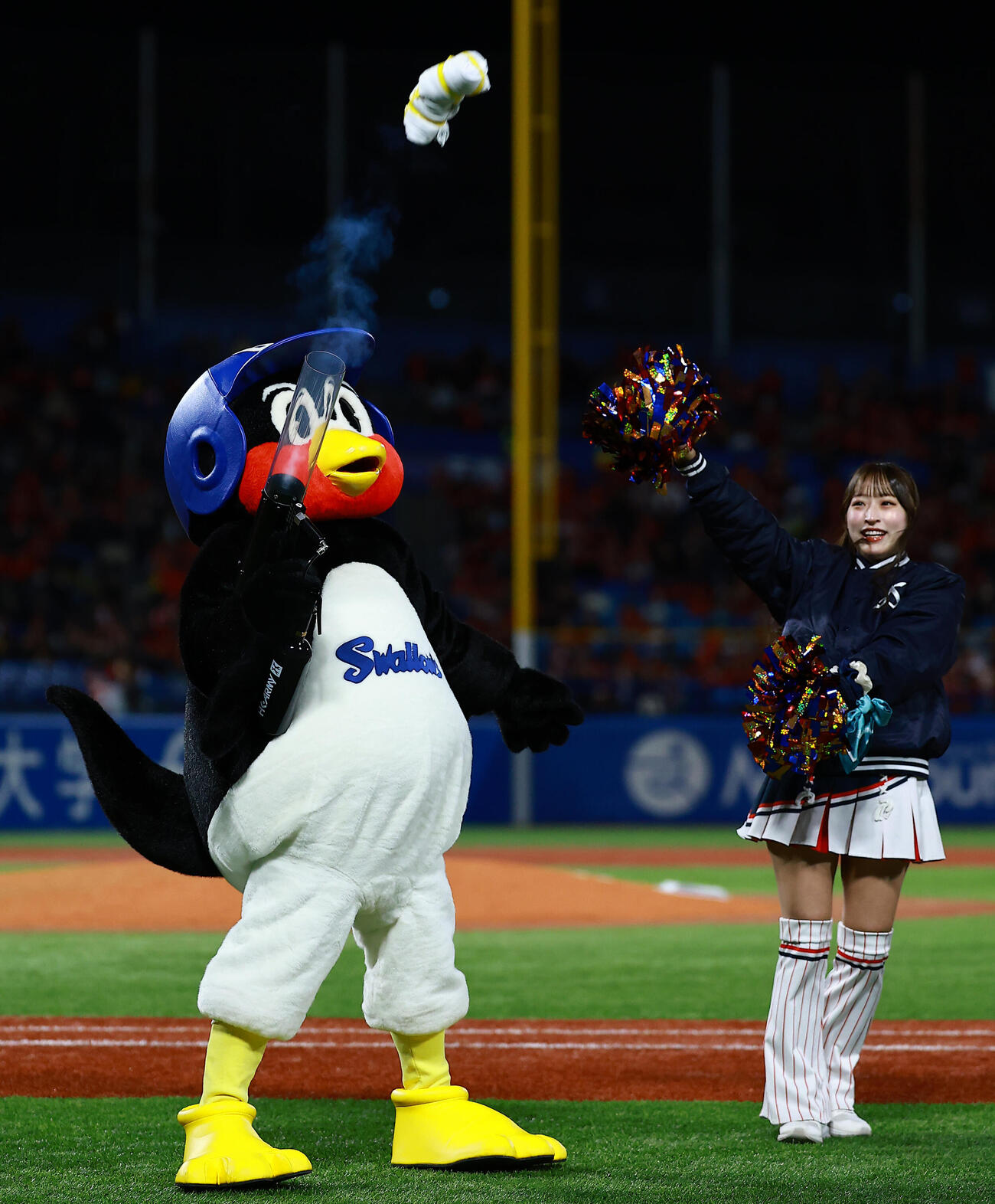 ヤクルト対広島　バズーカタイムに登場したつば九郎（撮影・野上伸悟）