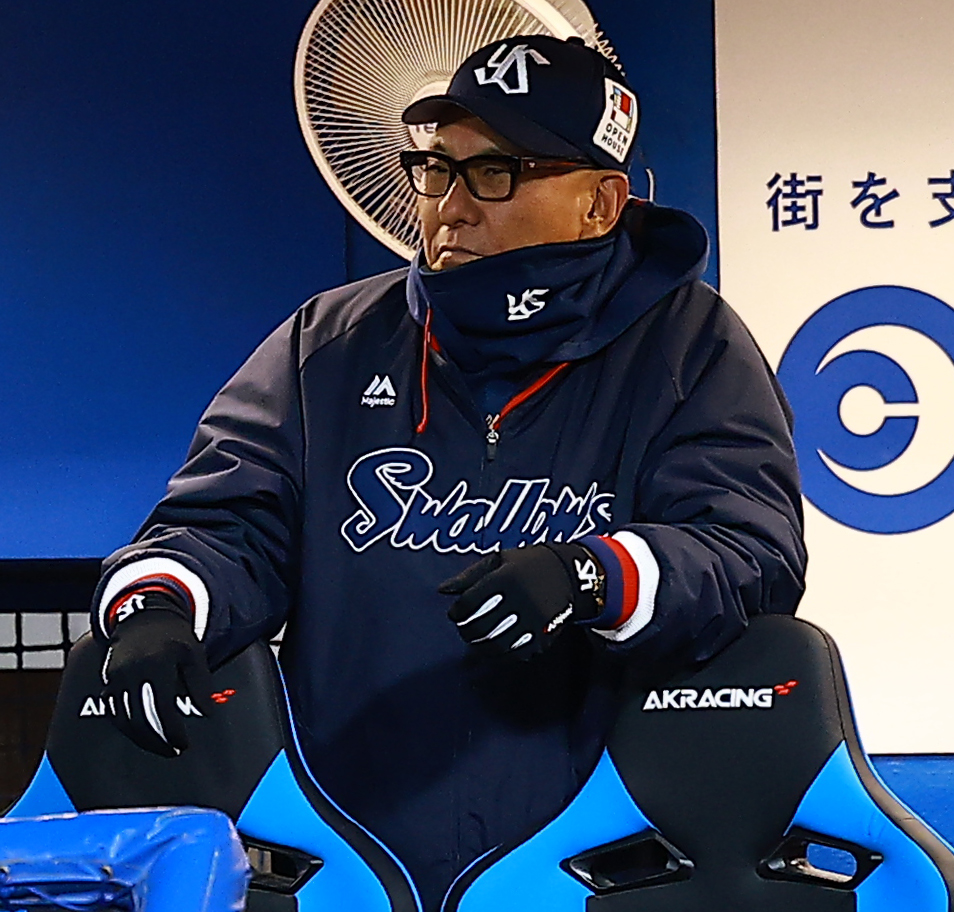 ヤクルト対広島　試合を見つめるヤクルト池山監督（撮影・野上伸悟）