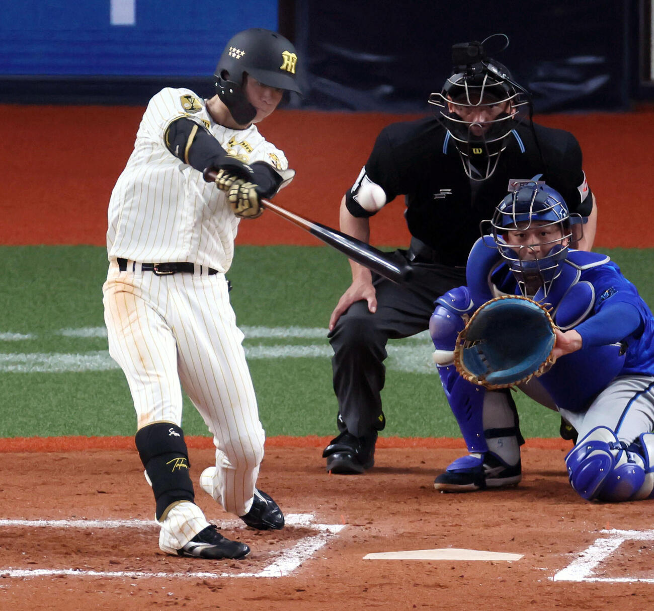 阪神対DeNA 7回裏阪神2死、中野は中越え二塁打を放つ。投手吉野（撮影・加藤哉）