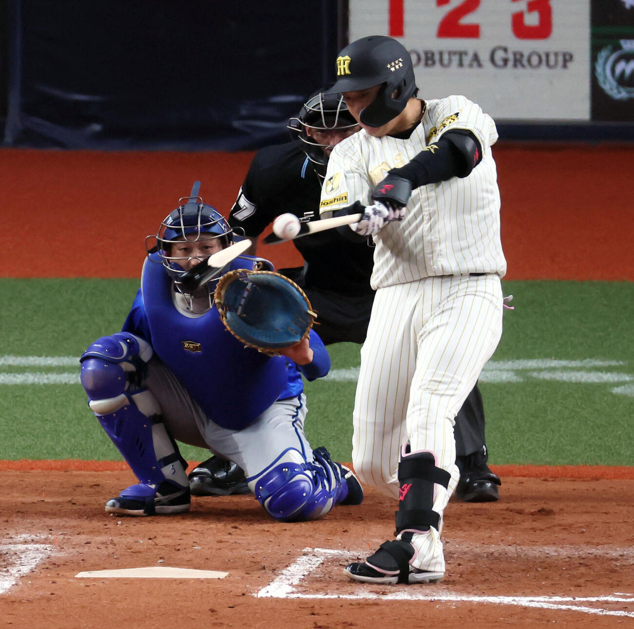 阪神対DeNA 8回裏阪神1死、大山は左前打を放つ（撮影・加藤哉）