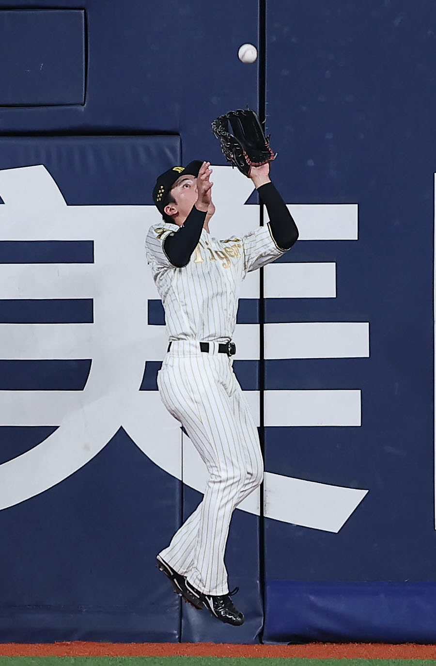 阪神対DeNA 9回表DeNA2死一塁、代打山本の左飛を捕球する高寺（撮影・前田充）