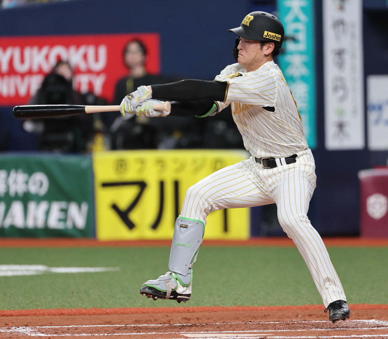 阪神対DeNA 6回裏阪神無死一塁、高寺はバスターエンドランを仕掛けるも空振り（撮影・西尾就之）