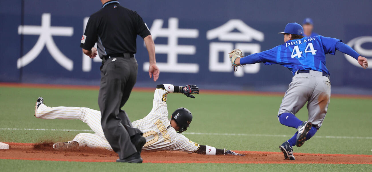 阪神対DeNA 6回裏阪神無死一塁、打者高寺の時バスターエンドランを仕掛ける打者が空振りし一走木浪は盗塁失敗に終わる（撮影・西尾就之）