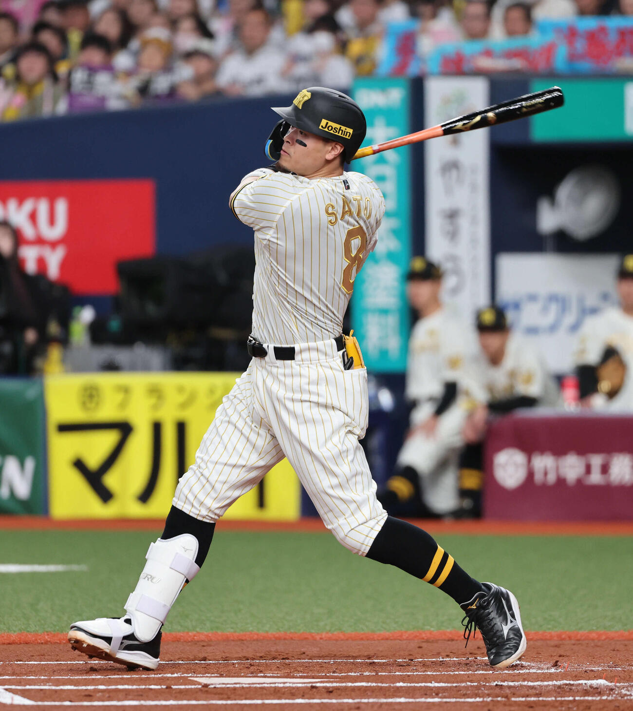 阪神対DeNA 1回裏阪神1死一、二塁、佐藤は左翼へ適時二塁打を放つ（撮影・西尾就之）