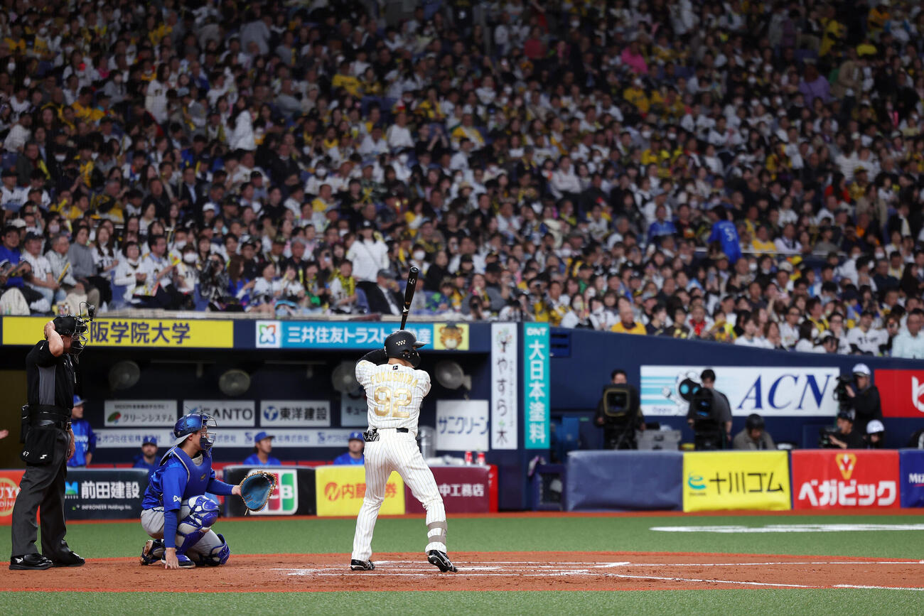 阪神対DeNA 7回裏阪神無死、打席に入る代打福島（撮影・前田充）