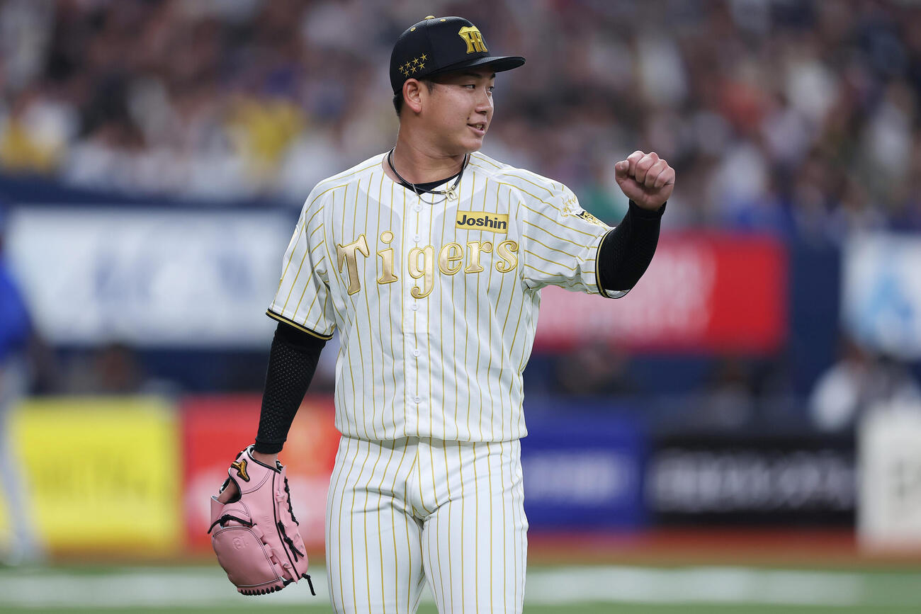 阪神対DeNA 3回表のDeNA打線を抑え、ベンチへ戻る阪神伊原（撮影・前田充）