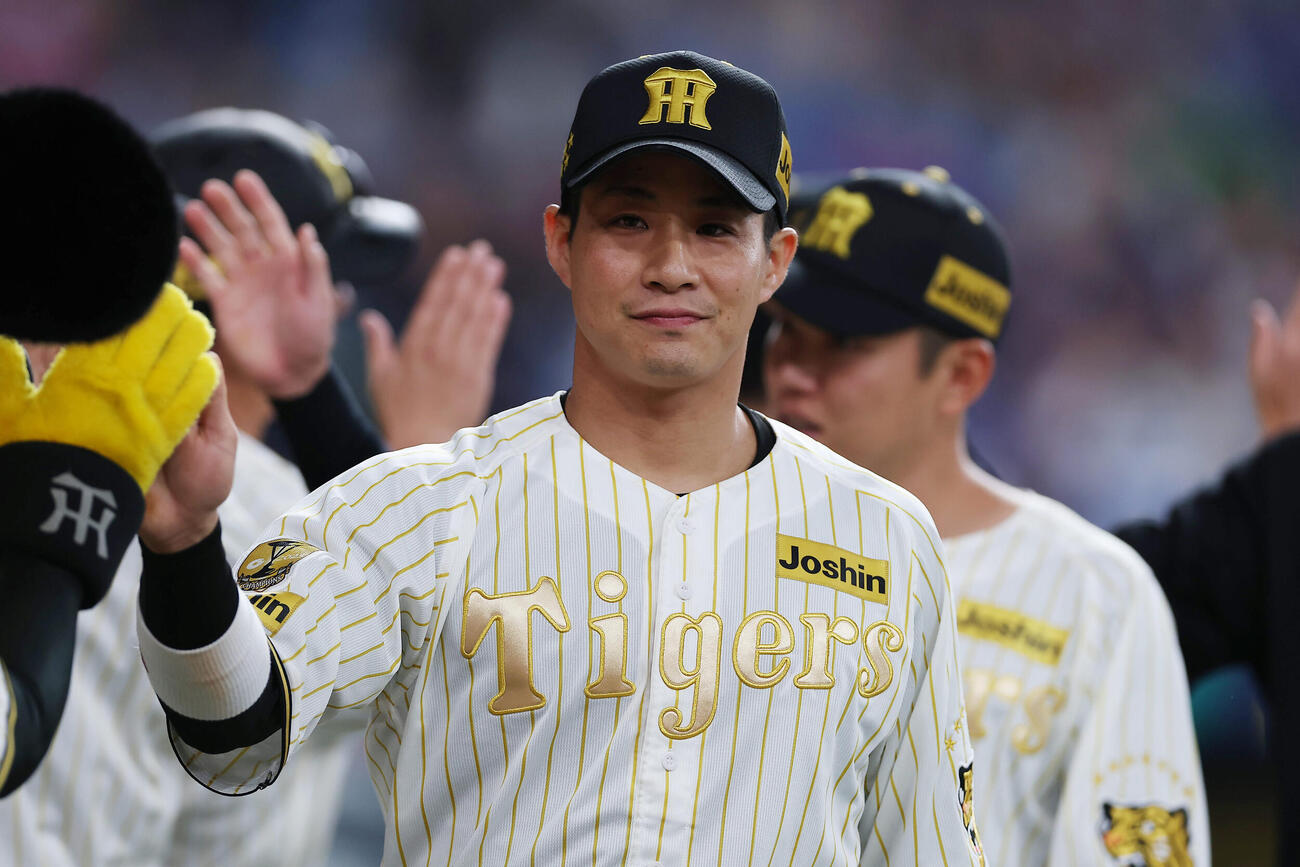 阪神対DeNA DeNAに勝利し、タッチを交わす阪神木浪（撮影・前田充）