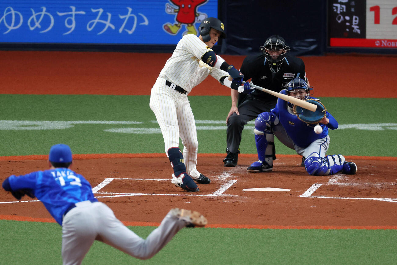 阪神対DeNA 1回裏阪神2死二、三塁、木浪は左前2点適時打を放つ。投手竹田（撮影・加藤哉）