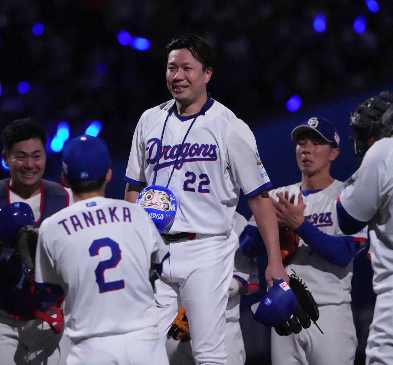 中日対巨人　試合終了、円陣中央でナインに言葉をかける大野（撮影・森本幸一）