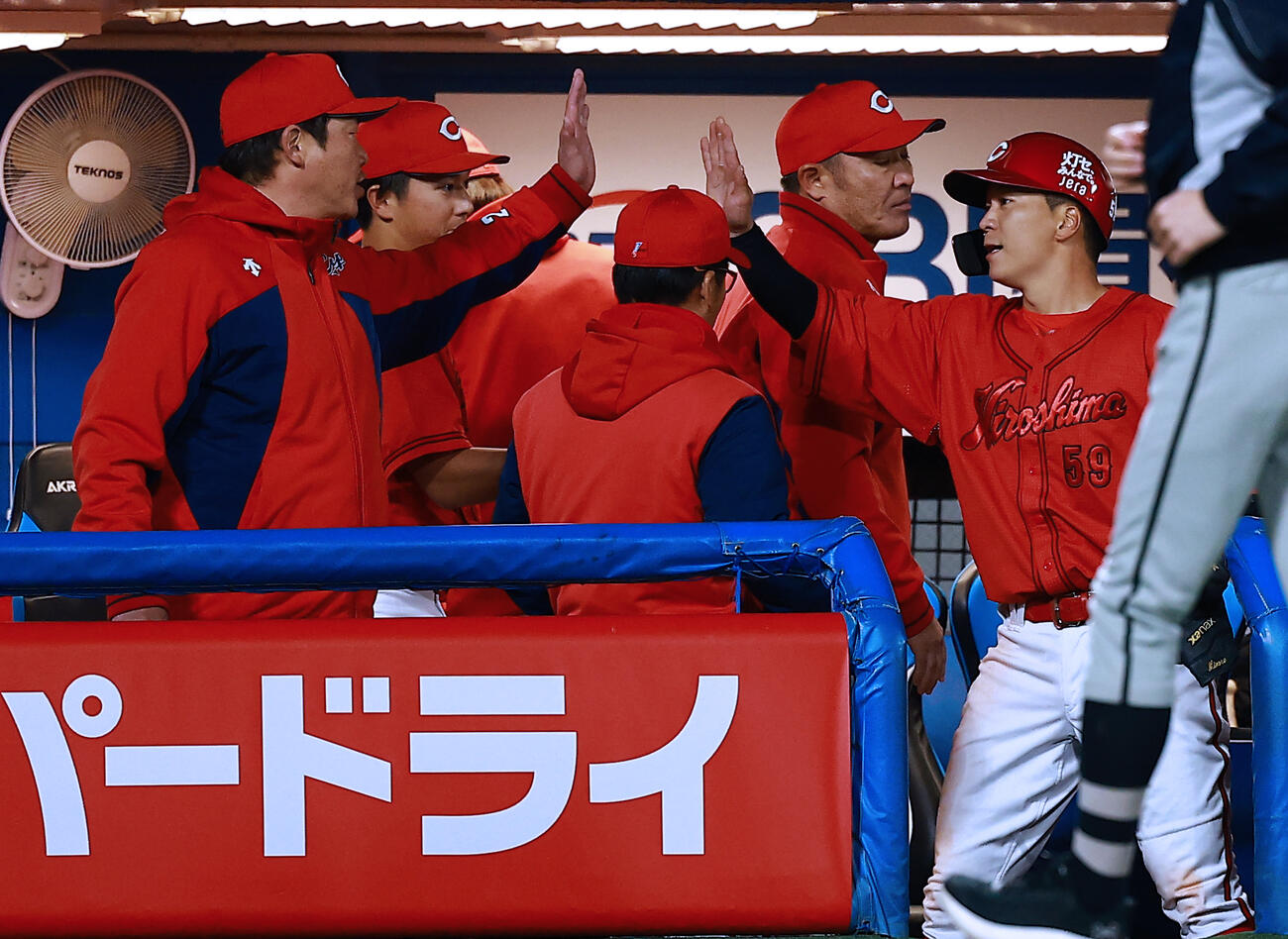 ヤクルト対広島　6回表に先制適時安打を放った大盛（右）はベンチに戻り新井監督（左）たに迎えられる（撮影・野上伸悟）