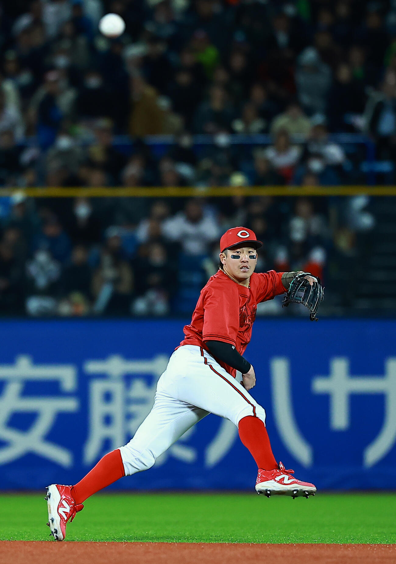 ヤクルト対広島　7回裏ヤクルト2死、橋本の遊ゴロを処理する小園（撮影・野上伸悟）