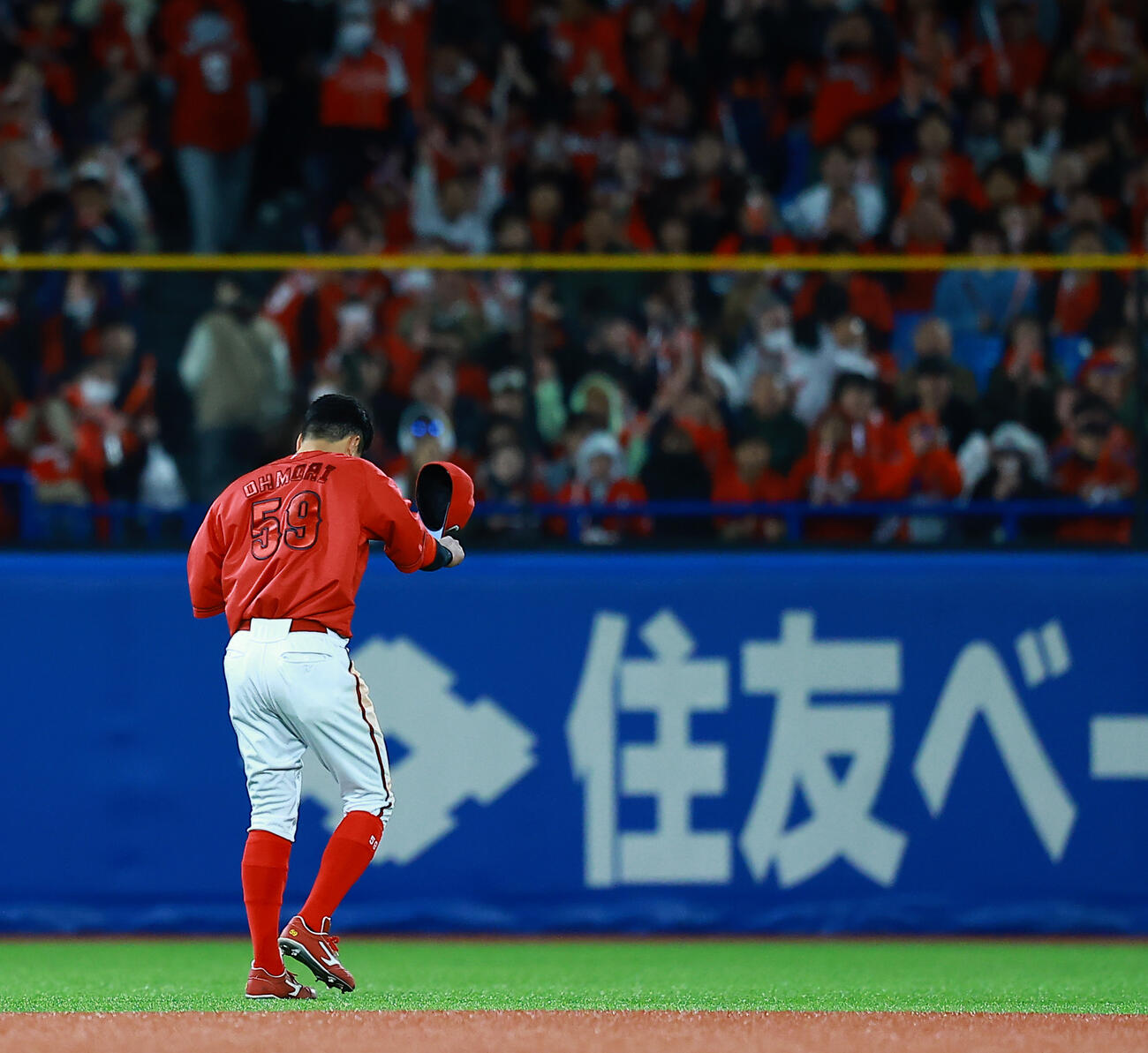 ヤクルト対広島　6回表に先制適時安打を放った大盛はファンのコールに応える（撮影・野上伸悟）