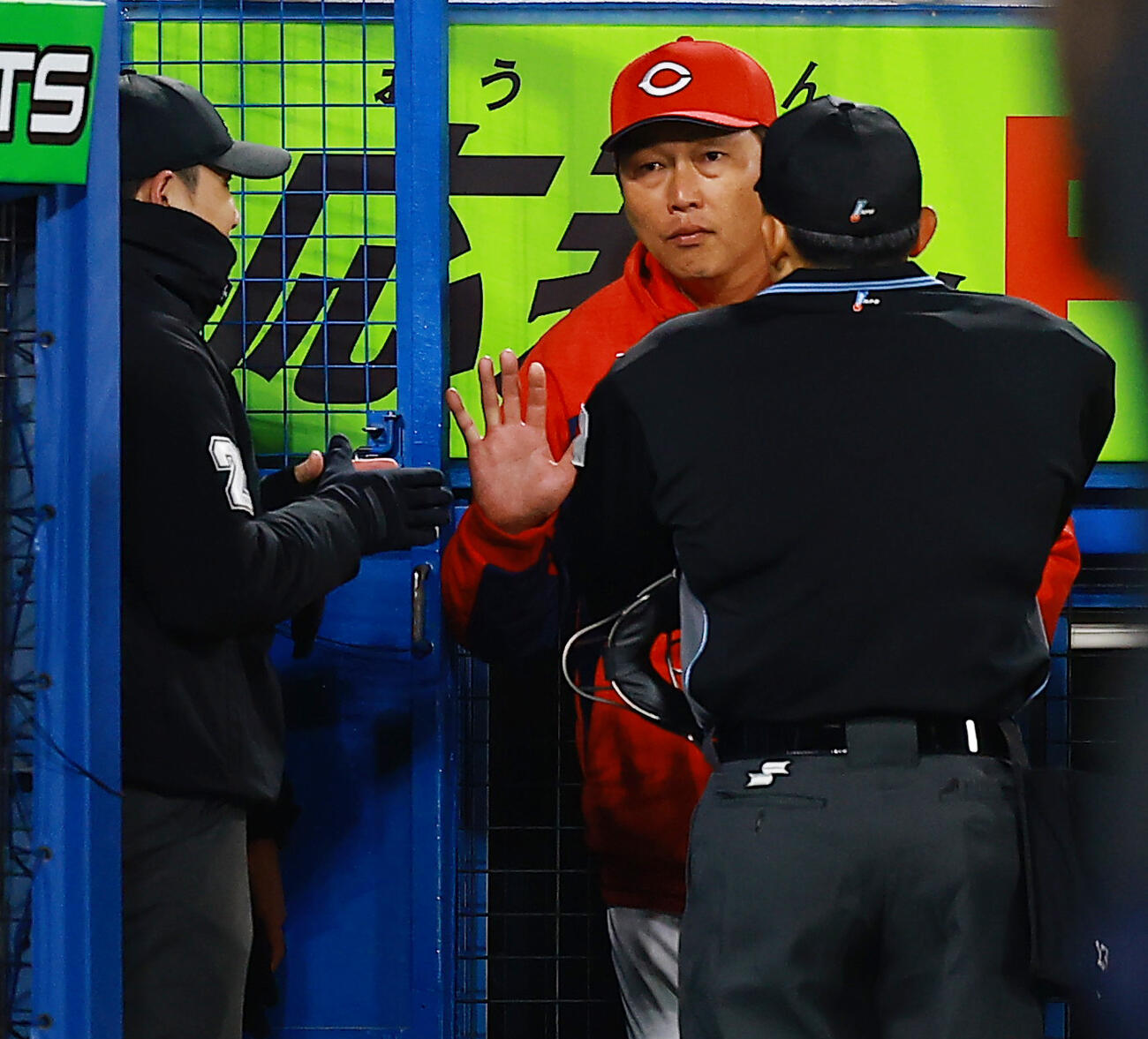 ヤクルト対広島　サヨナラ負けを喫した広島新井監督は、試合後も審判団に判定の説明を求めた（撮影・野上伸悟）