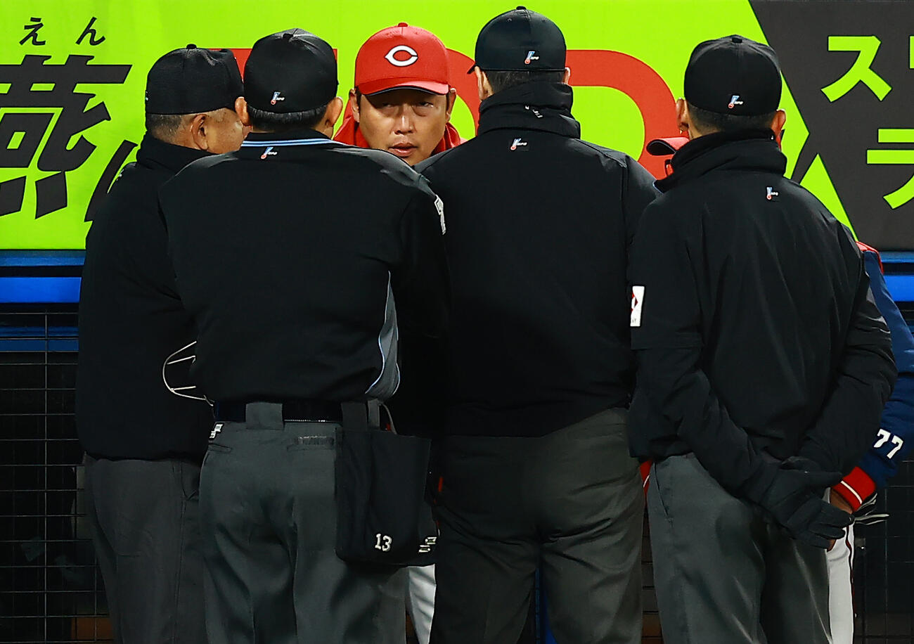 ヤクルト対広島　サヨナラ負けを喫した広島新井監督は、試合後も審判団に判定の説明を求めた（撮影・野上伸悟）