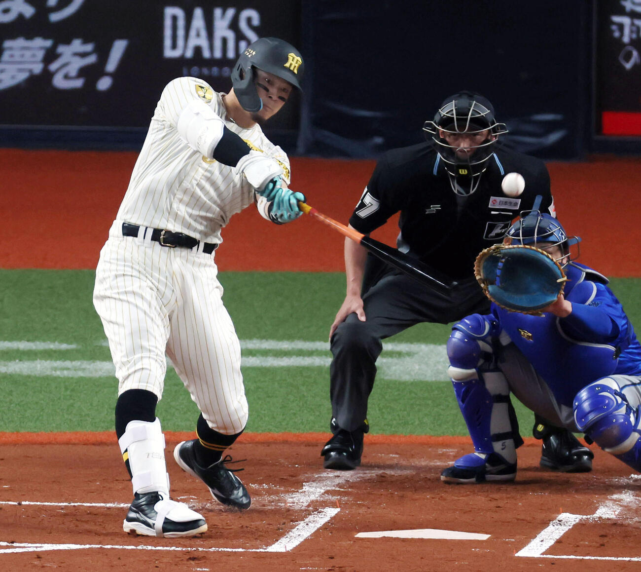 阪神対DeNA 1回裏阪神1死一、二塁、佐藤は左越え適時二塁打を放つ（撮影・加藤哉）