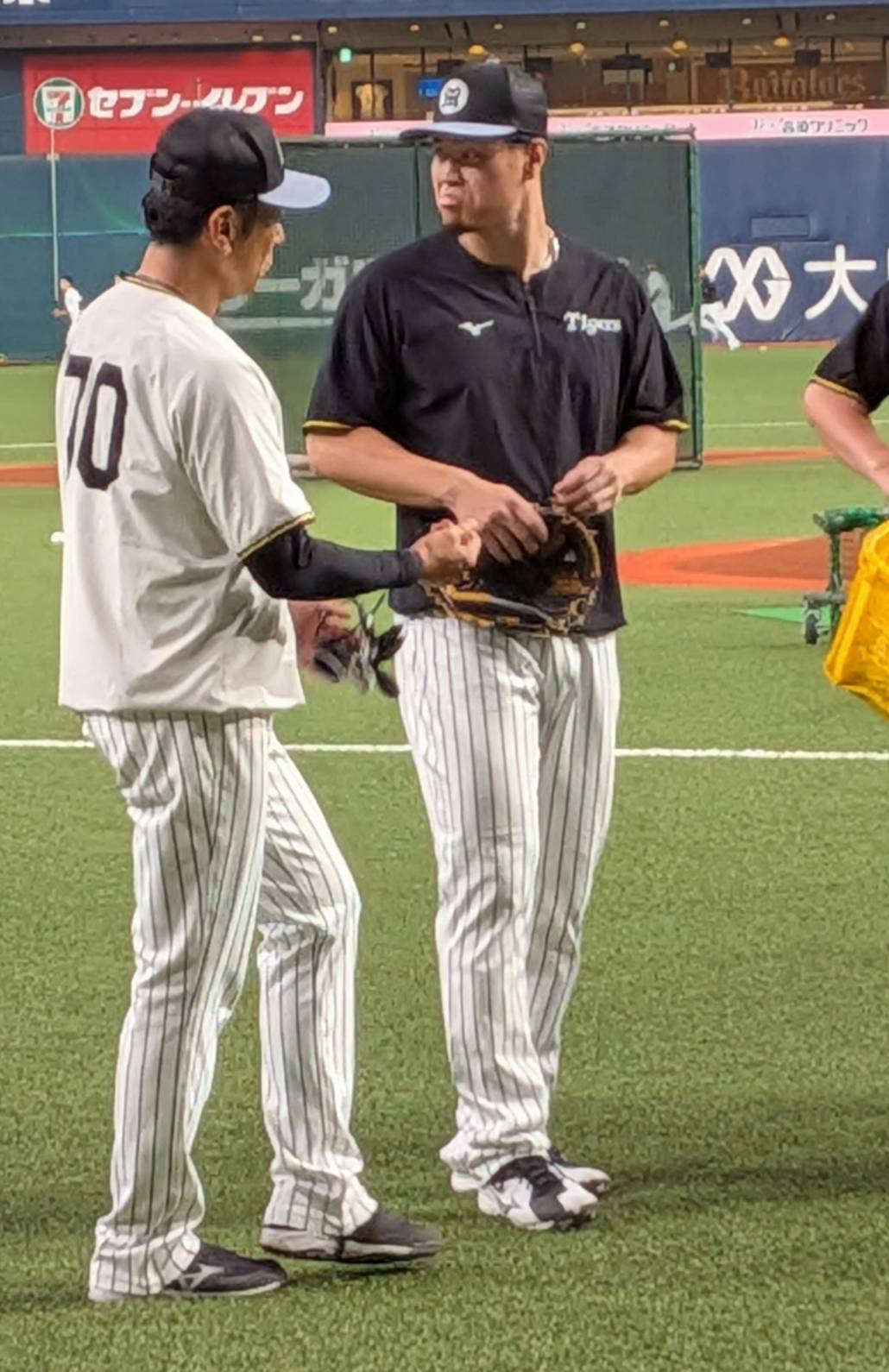 ハンドボールのシューズを履く阪神佐藤（右）