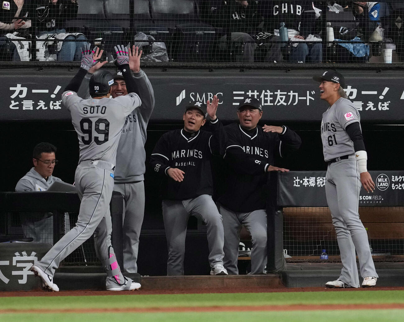 日本ハム対ロッテ　4回表ロッテ2死一、二塁、3点本塁打をネフ放ったソト（左端）を出迎えるサブロー監督（中央）（撮影・井上学）