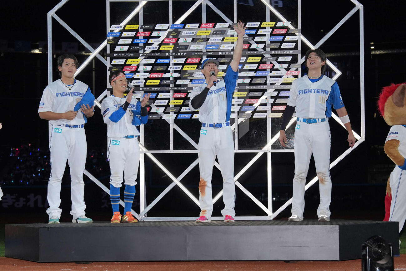 日本ハム対ロッテ　ファンの声援に応える西川（左から3人目）。左から野村、奈良間、1人おいて清水（撮影・井上学）