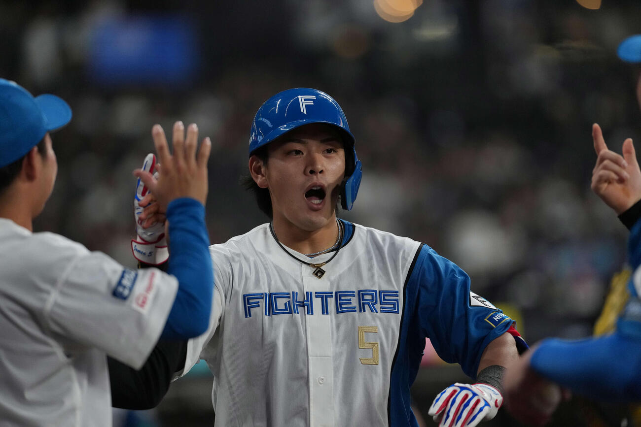 日本ハム対ロッテ　1回裏日本ハム2死、本塁打を放ち生還した野村（撮影・井上学）