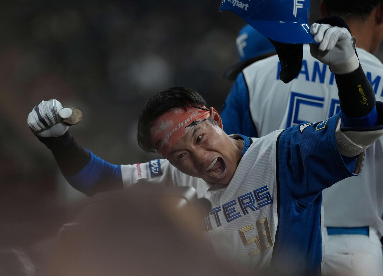 日本ハム対ロッテ　2回裏日本ハム1死二塁、2点本塁打を放ち生還する奈良間（撮影・井上学）