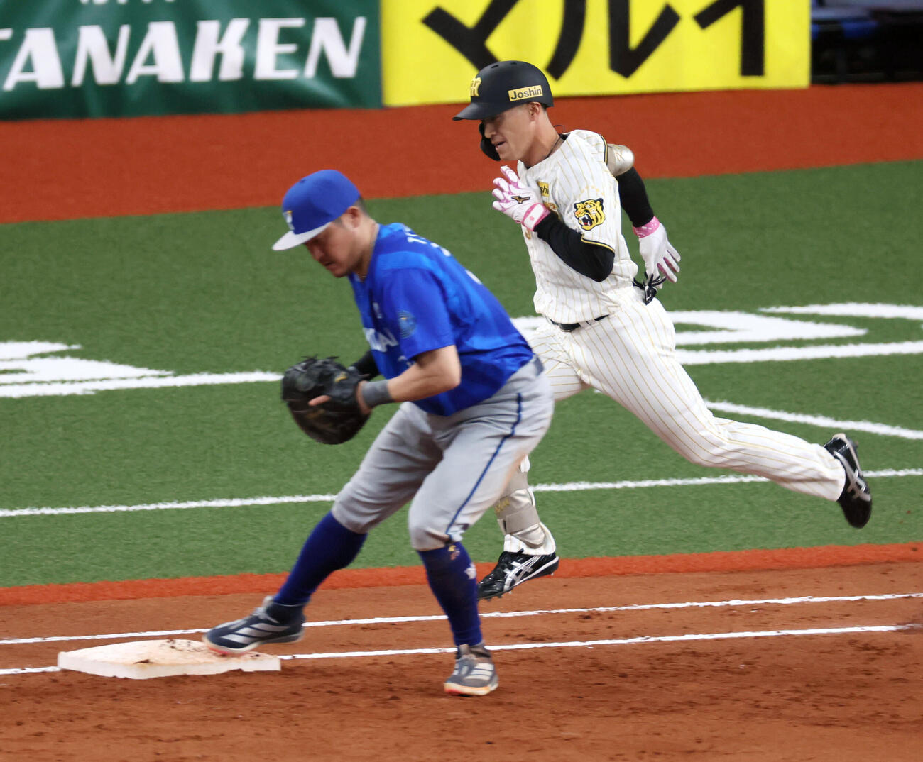 阪神対DeNA 7回裏阪神無死、代打福島は二ゴロに倒れる。一塁手筒香（撮影・加藤哉）