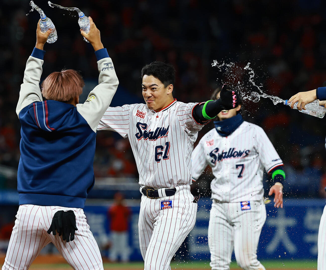 ヤクルト対広島　9回裏ヤクルト2死二、三塁、サヨナラ2点適時内野安打を放ち喜ぶ伊藤（撮影・野上伸悟）