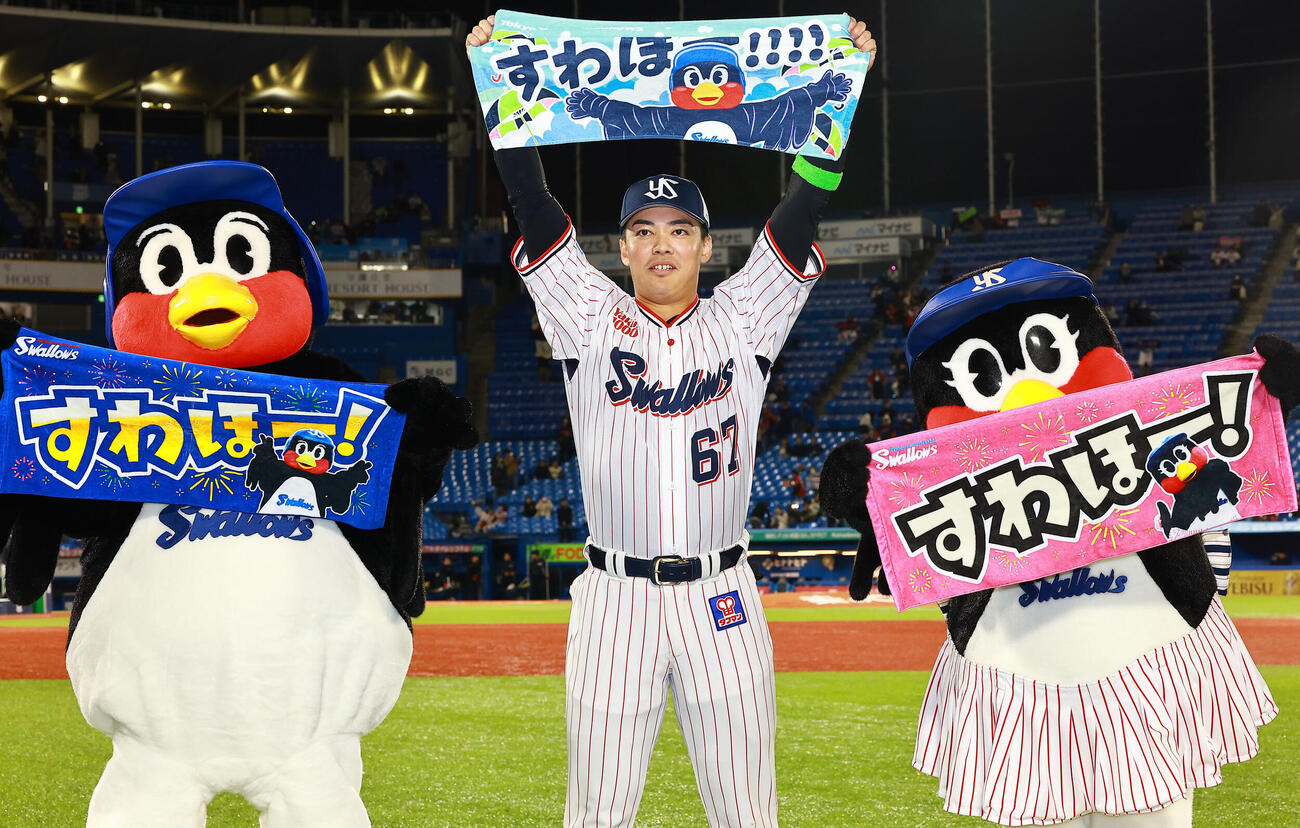 ヤクルト対広島　サヨナラ適時安打のヤクルト伊藤はつば九郎（左）、つばみ（右）と喜ぶ（撮影・野上伸悟）