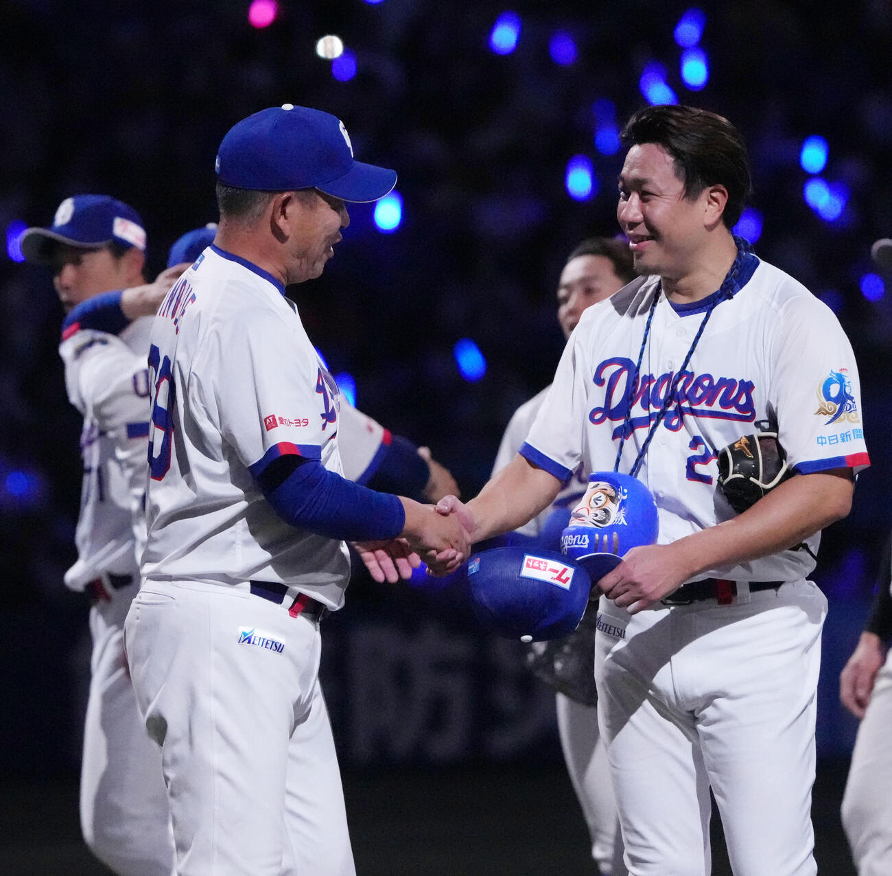 中日対巨人　試合終了、井上監督（左）と握手を交わす中日大野（撮影・森本幸一）