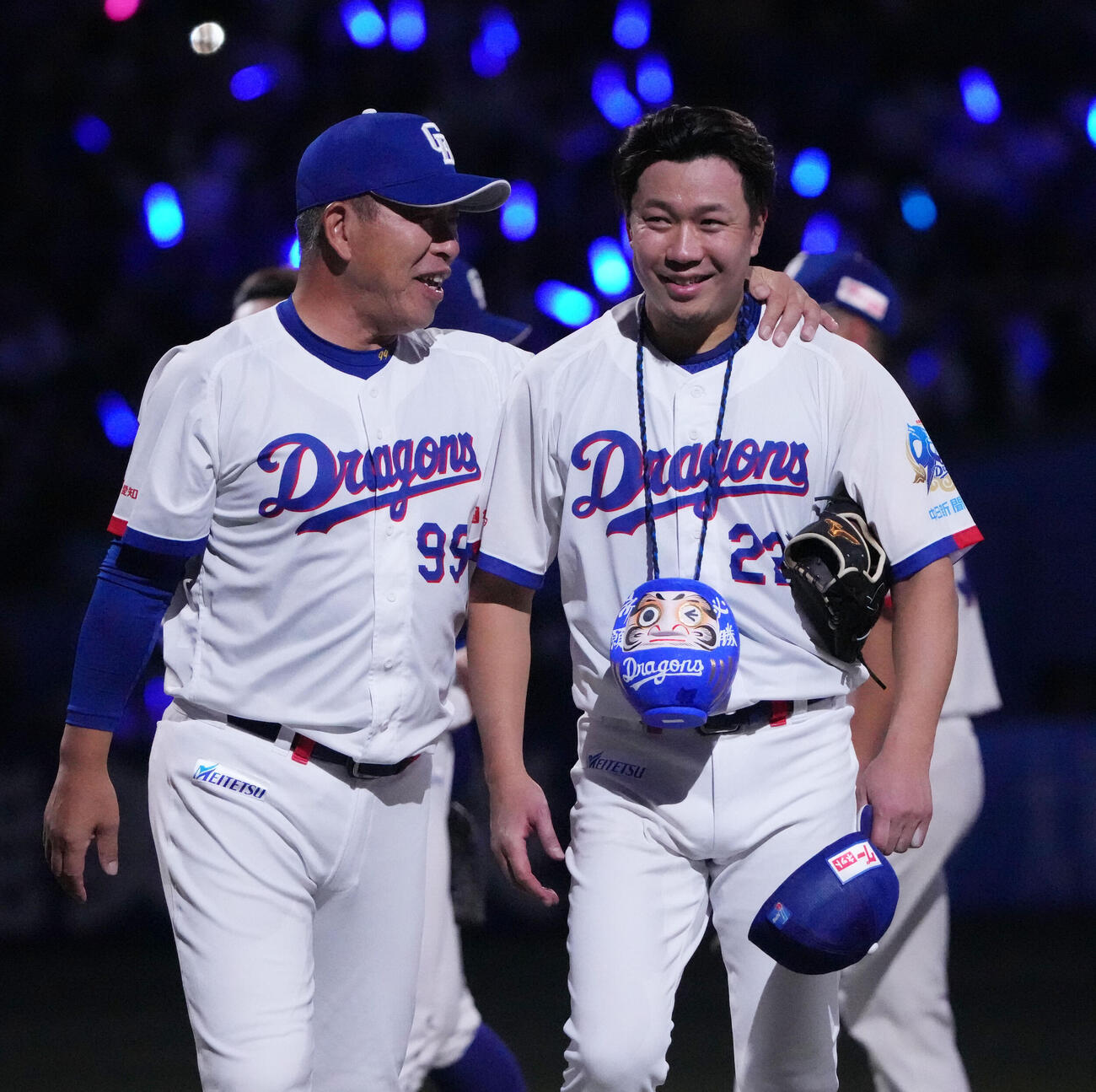 中日対巨人　試合終了、井上監督（左）と言葉を交わす中日大野（撮影・森本幸一）