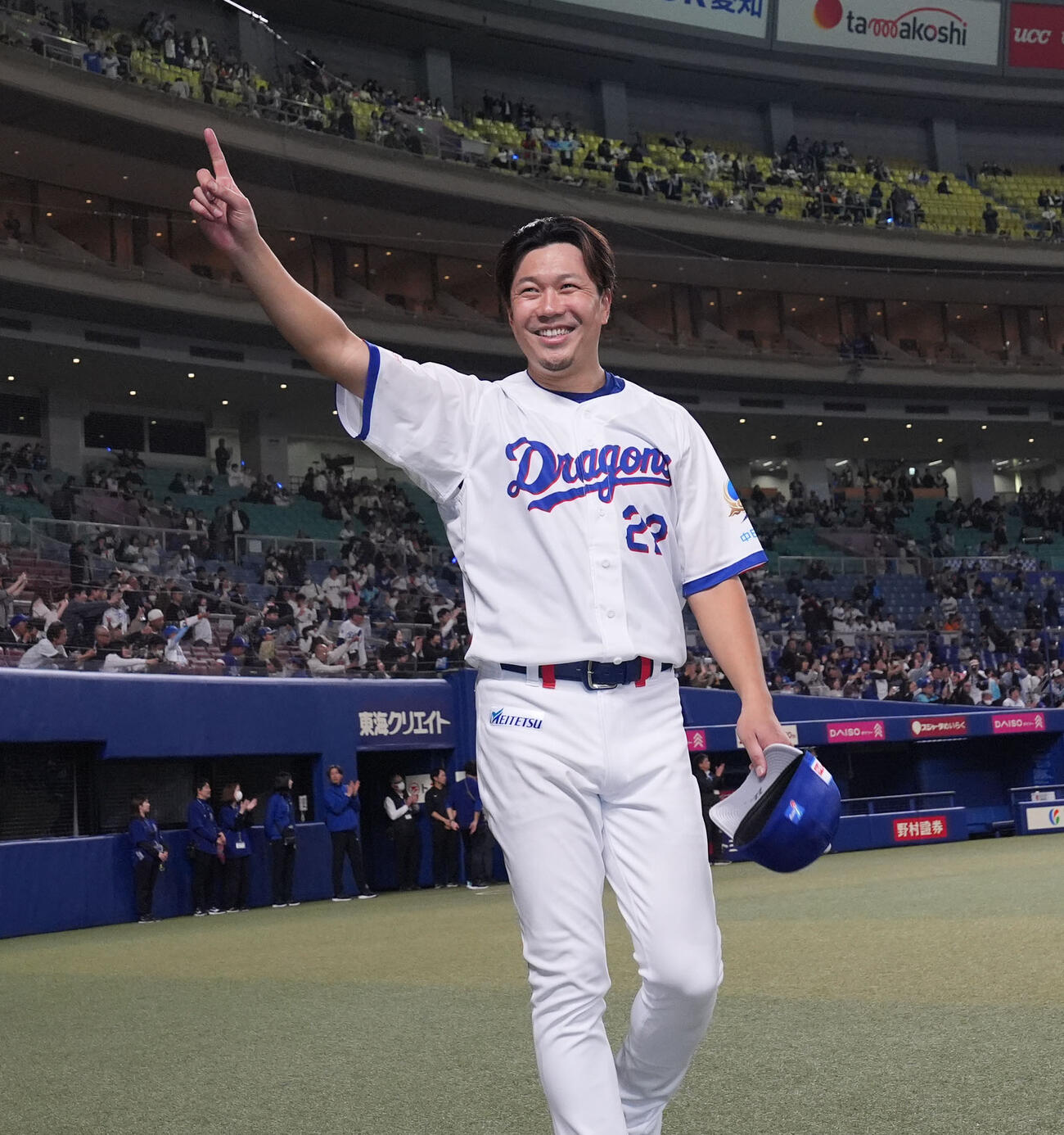 中日対巨人　試合終了、スタンドの声援に応える大野（撮影・森本幸一）
