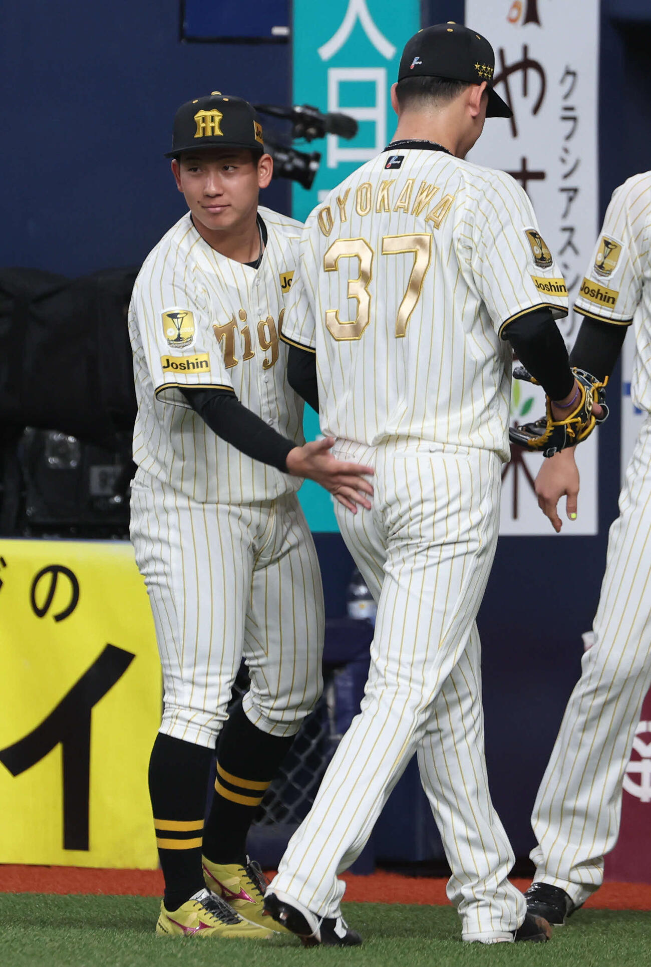 阪神対DeNA 8回のピンチを1失点でしのいだ及川をベンチ前で出迎える先発の伊原（撮影・西尾就之）