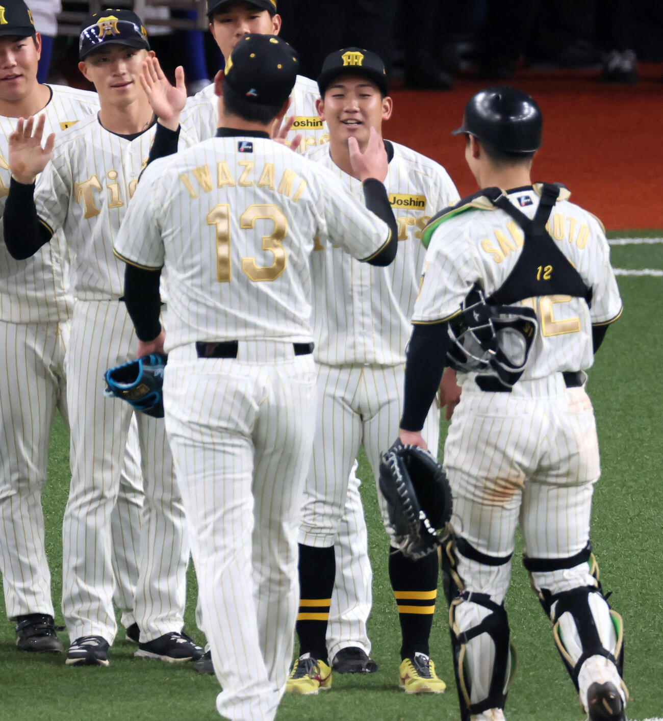 阪神対DeNADeNAに勝利し岩崎（左）らナインを迎える阪神伊原（撮影・加藤哉）