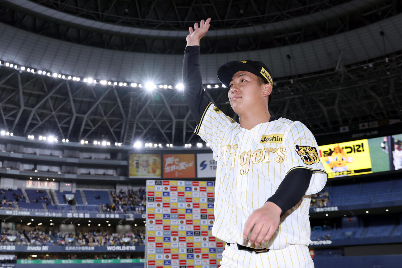 阪神対DeNA　スタンドのファンに手を振り引き揚げる阪神伊原（撮影・前田充）