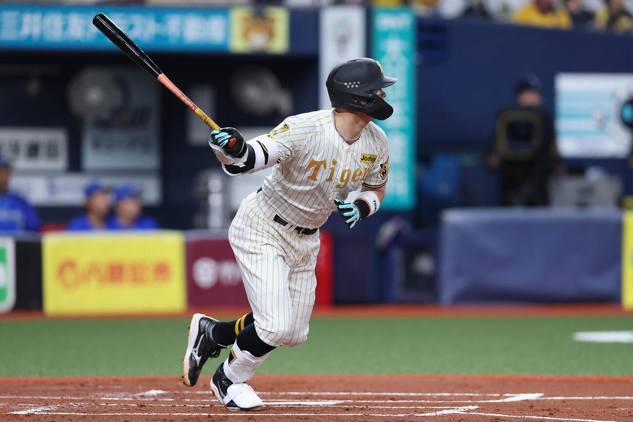 阪神対DeNA 1回裏阪神1死一、二塁、先制の左越え適時二塁打を放つ佐藤（撮影・前田充）