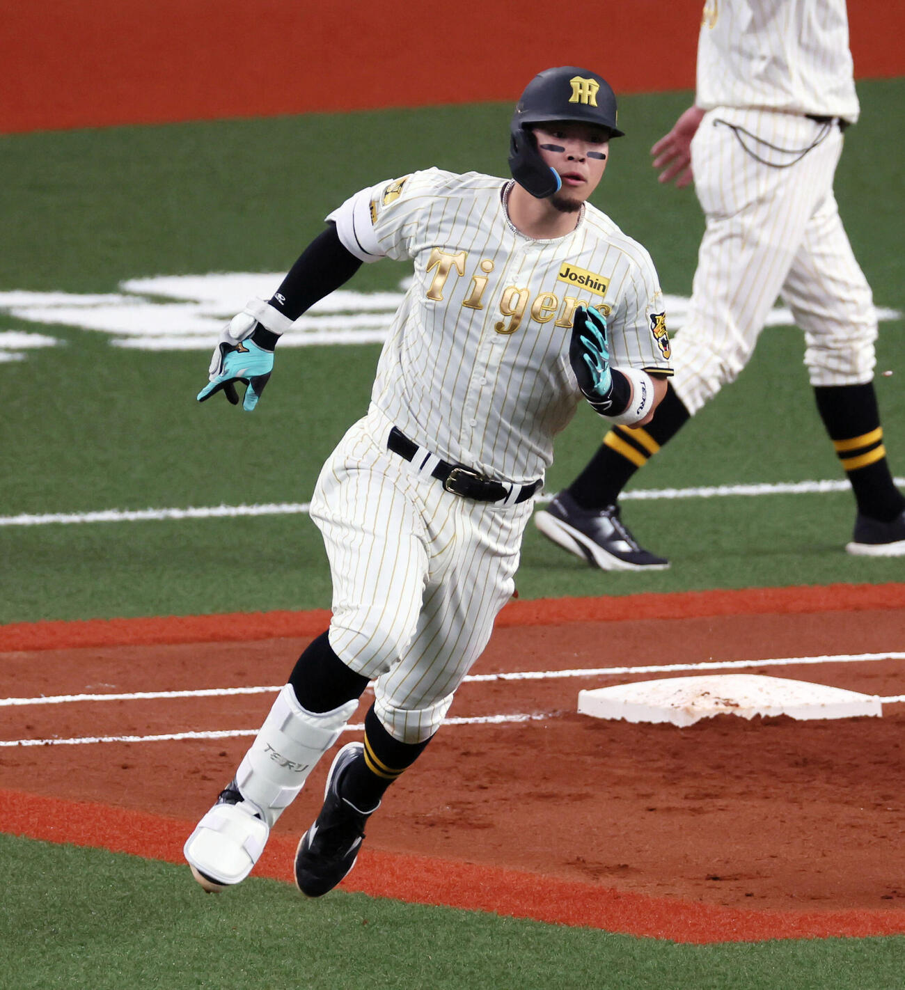 阪神対DeNA 1回裏阪神1死一、二塁、佐藤は左越え適時二塁打を放つ（撮影・加藤哉）