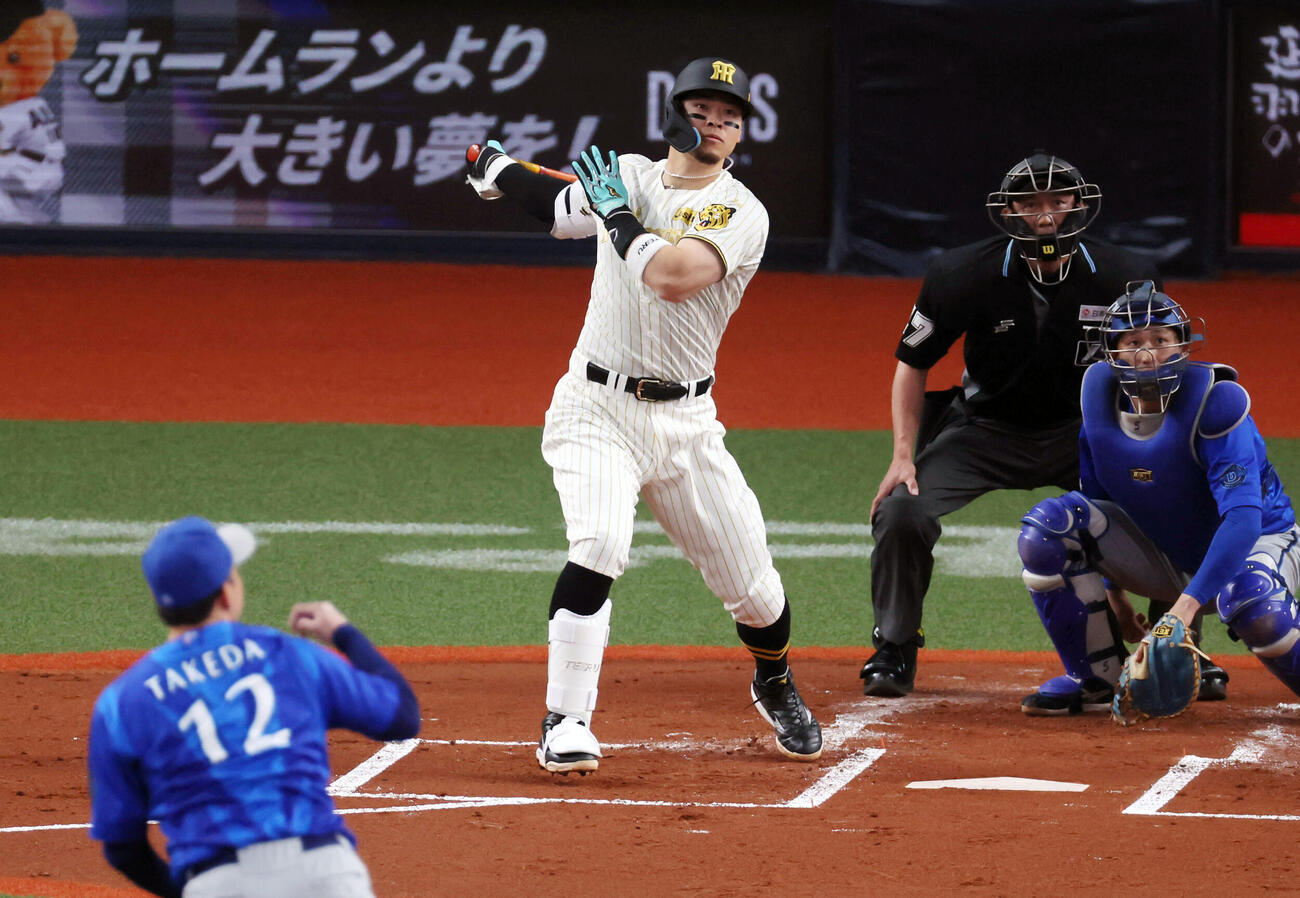 阪神対DeNA 1回裏阪神1死一、二塁、佐藤は左越え適時二塁打を放つ。投手竹田（撮影・加藤哉）