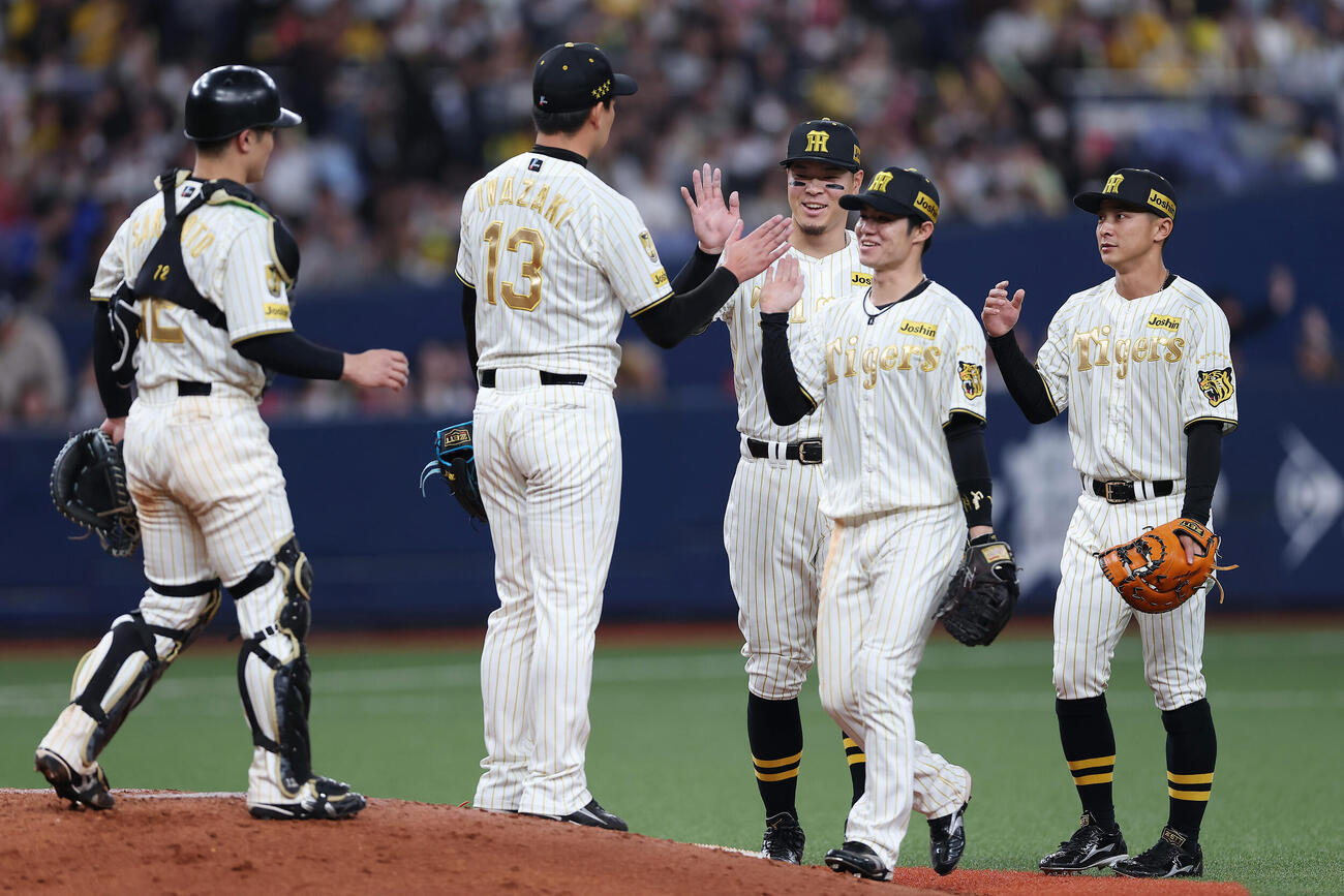 阪神対DeNA DeNAに勝利し、タッチを交わす佐藤（中央）ら阪神の選手たち（撮影・前田充）