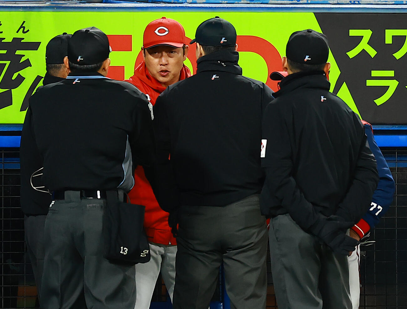 ヤクルト対広島　サヨナラ負けを喫した広島新井監督は、試合後も審判団に判定の説明を求めた（撮影・野上伸悟）