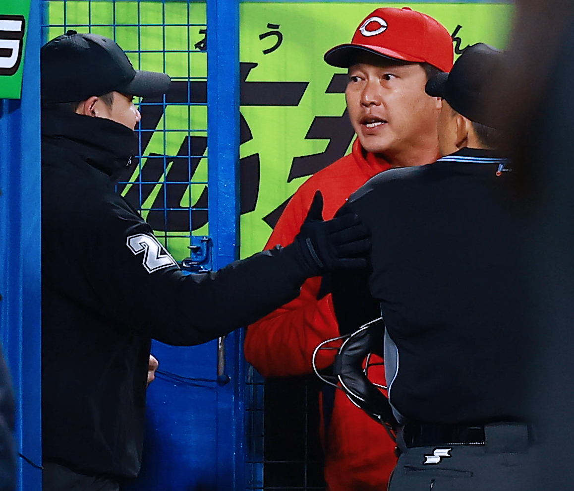 ヤクルト対広島　サヨナラ負けを喫した広島新井監督は、試合後も審判団に判定の説明を求めた（撮影・野上伸悟）
