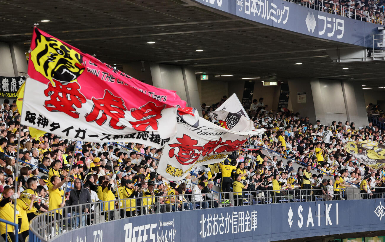 阪神対DeNA 7回裏、声援を送る阪神ファン（撮影・加藤哉）