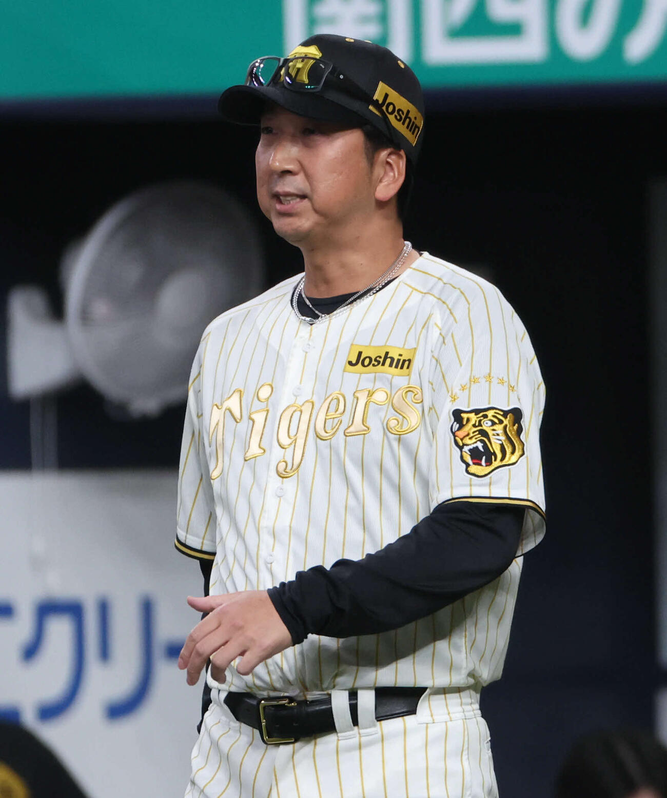 阪神対DeNA 6回の攻撃が終わり、選手交代を告げるためベンチを出る阪神藤川監督（撮影・西尾就之）