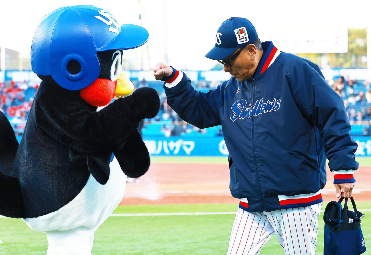 ヤクルト対広島　試合前にグータッチするつば九郎（左）とヤクルト池山監督（撮影・野上伸悟）
