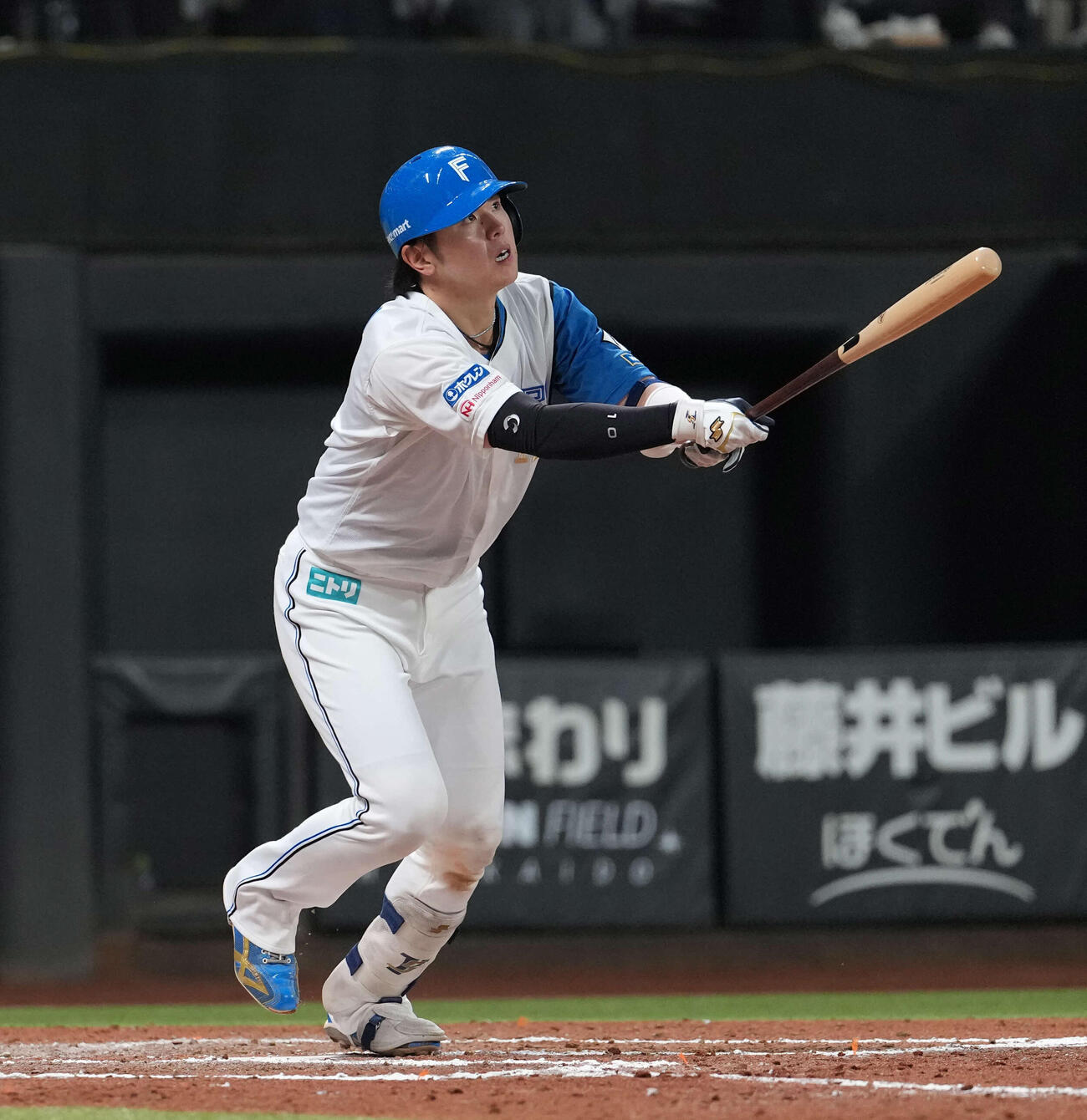 日本ハム対ロッテ　6回裏日本ハム1死一塁、2点本塁打を放つ清水（撮影・井上学）